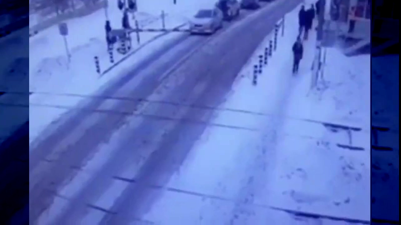 женщина попала под поезд. мальчика толкнули под поезд на киевской. мальчика под поезд. столкнули подростка в метрополитене. мальчика толкнули в метро.