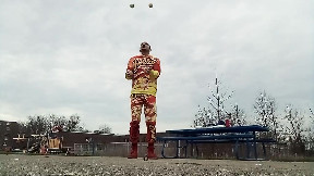 Juggling outside (video) - ItemFix
